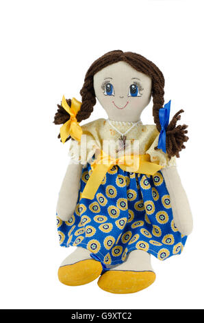 Rag Doll Mädchen in ukrainischen patriotischen Farben isoliert auf weiss Stockfoto