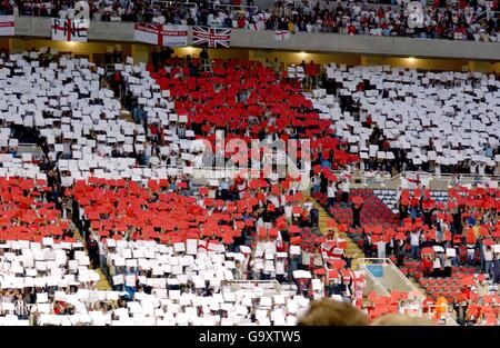 Fußball - WM 2002 Qualifikation - Gruppe neun - England gegen Albanien. England-Fans halten farbige Kartenstücke hoch, um an einem Ende des Stadions ein riesiges St. George's Cross zu bilden Stockfoto