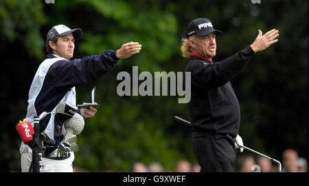 Der Spanier Miguel Angel Jimenez (rechts) mit Caddie beim dritten Lauf der BMW-Meisterschaft im Wentworth Golf Club, Virginia Water, Surrey. Stockfoto