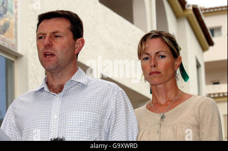 Kate und Gerry McCann sprechen mit den Medien vor ihrer Wohnung in Praia Da Luz, Portugal. Stockfoto