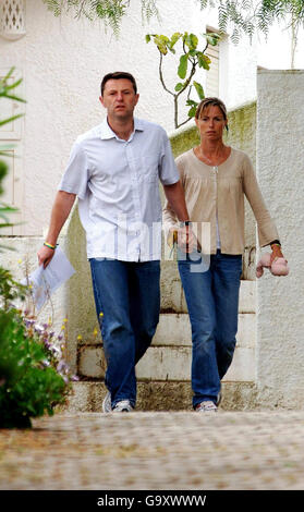 Mädchen fehlt an der Algarve. Kate und Gerry McCann sprechen vor ihrer Wohnung in Praia Da Luz, Portugal, mit den Medien. Stockfoto