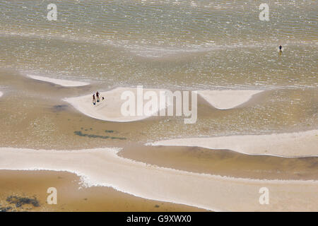 Luftaufnahme des Menschen am Sandstrand der Ostsee, Pärnu, Estland. Juli. Stockfoto