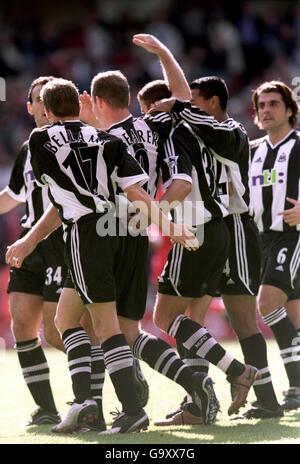 Alan Shearer von Newcastle United (dritter Platz) feiert sein Ausgleichstreffer mit seinen Teamkollegen Nikolaos Dabizas, Craig Bellamy, Laurent Robert, Nolberto Solano, Clarence Acuna Stockfoto