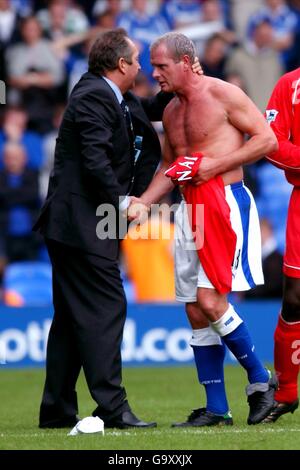 Fußball - FA Barclaycard Premiership - Everton gegen Liverpool. Evertons Paul Gascoigne schüttelt sich am Ende des Spiels die Hände mit Liverpools Manager Gerard Houllier Stockfoto