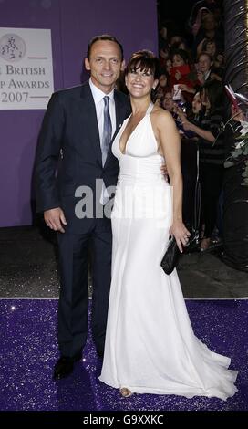 EastEnders Schauspieler Perry Fenwick und seine Frau Angela Lonsdale kommen für die British Soap Awards im BBC Television Centre im Zentrum von London an. Stockfoto