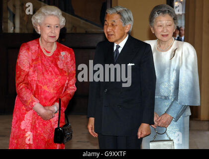 Die britische Königin Elizabeth II. Begrüßt den Kaiser und die Kaiserin von Japan am großen Eingang des Buckingham Palace. Stockfoto
