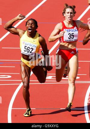 Leichtathletik - IAAF-Weltmeisterschaften - Edmonton. Die mosambikanische Maria de Lourdes Mutola feiert den Sieg im Finale der Womens 800 Meter über die österreichische Stephanie Graf (rechts). Stockfoto