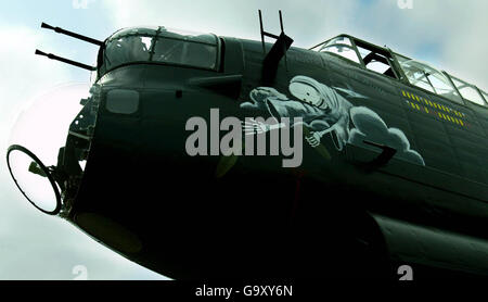 Die neuen Farben ' Phantom of the Ruhr' des neu renovierten Battle of Britain Memorial Lancaster Bomber, am Duxford Airfield in Cambridgeshire, in Vorbereitung für die öffentliche Einführung der 50-jährigen Jubiläumssaison des Battle of Britain Memorial Flight an diesem Wochenende. Stockfoto