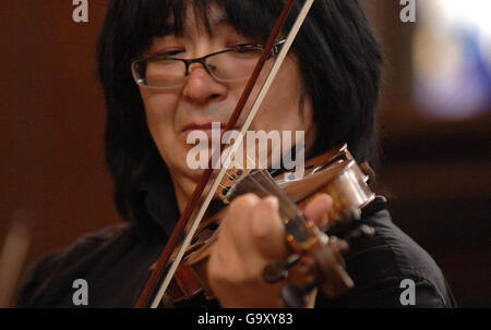 Marat Bisengaliev tritt mit dem Turan Alem Kazakhstan Philharmonic Orchestra auf, während sie das neue Stück des Komponisten Erran Baron Cohen in der St. James's Church in Piccadilly, im Zentrum von London, praktizieren. Stockfoto