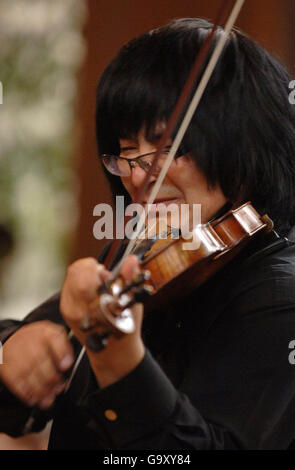 Marat Bisengaliev tritt mit dem Turan Alem Kazakhstan Philharmonic Orchestra auf, während sie das neue Stück des Komponisten Erran Baron Cohen in der St. James's Church in Piccadilly, im Zentrum von London, praktizieren. Stockfoto