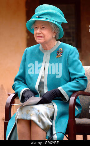 Die britische Königin Elizabeth II. Setzt sich bei einem Besuch des rekonstruierten Fort Jamestown hin. Stockfoto