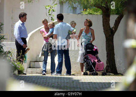 Kate und Gerry McCann (Mitte) halten ihre Kinder Amelie und Sean im Ocean Club in Luz an der Algarve, Portugal, wo die andere Tochter Madeleine der Paare am Donnerstagabend vermisst wurde. Stockfoto