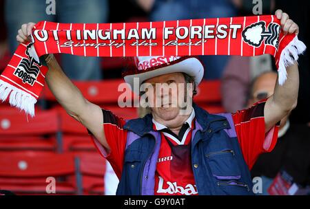 Fußball - Coca-Cola Football League One - Nottingham Forest / Crewe Alexandra - City Ground. Ein Nottingham Forest Fan zeigt Unterstützung für seine Seite Stockfoto