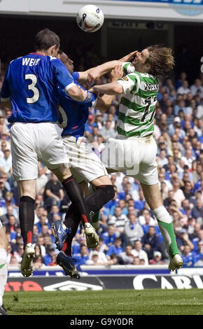 David Weir von den Rangers fordert Steven Pressley von Celtic (rechts) während des Spiels der Bank of Scotland Premier League im Ibrox Stadium, Glasgow, heraus. Stockfoto