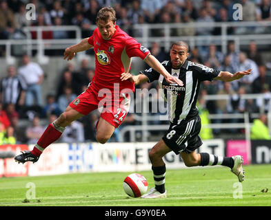 Newcastles Kieron Dyer kämpft während des FA Barclays Premiership-Spiels im St. James' Park, Newcastle, gegen Blackburns Stephen Warnock. Stockfoto