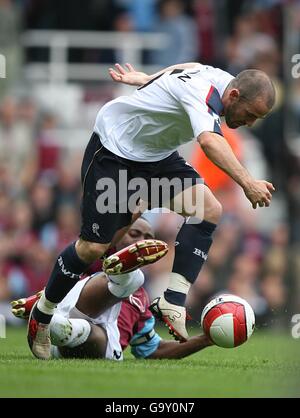 Fußball - FA Barclays Premiership - West Ham United / Bolton Wanderers - Upton Park. Nigel REO-Coker von West Ham United bekämpft David Thompson von Bolton Wanderers. Stockfoto