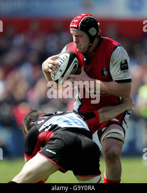 Peter Buxton von Gloucester wird während des Halbfinalspiels der Guinness Premiership in Kingsholm, Gloucester, von Thomas Castaignede von Saracen angegangen. Stockfoto