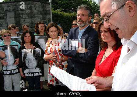 Sinn Fein's Mary Lou McDonald (Mitte) und Gerry Adams (Mitte rechts) hören dem Schauspieler Jack Moylath (rechts) während einer Jubiläumsvigil für den verstorbenen Hungerstreiker im Dubliner Garten der Erinnerung einen Auszug aus Bobby Sands' Schriften. Stockfoto