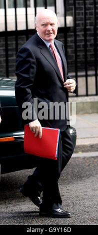 Innenminister John Reid kommt in der Downing Street 10, London, zu einer Kabinettssitzung an. Stockfoto