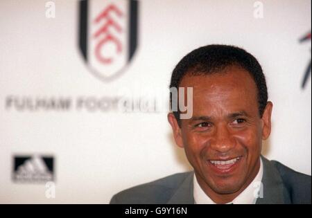 Fußball - FA Carling Premiership - Fulham. Jean Tigana, Fulham Manager Stockfoto