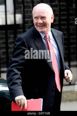 Innenminister John Reid kommt in der Downing Street 10, London, zu einer Kabinettssitzung an. Stockfoto