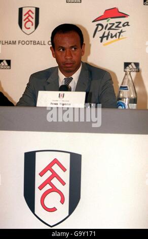 Fußball - FA Carling Premiership - Fulham. Jean Tigana, Fulham Manager Stockfoto