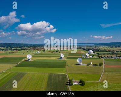 Satelliten-Bodenstation Raisting, Satellitenantennen, See Ammersee, Pfaffenwinkel, Oberbayern, Deutschland, Europa, Luftbild, Stockfoto