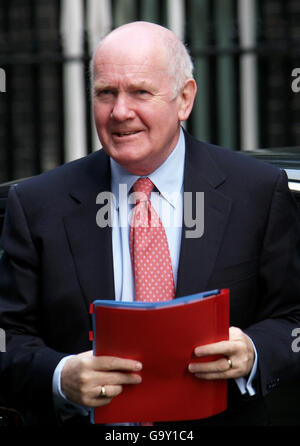 Innenminister John Reid kommt in der Downing Street 10, London, zu einer Kabinettssitzung an. Stockfoto