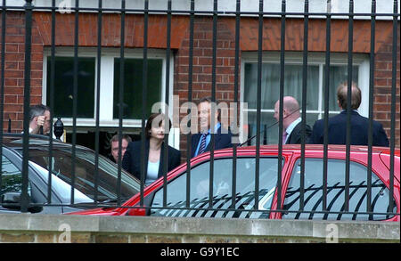 Der britische Premierminister Tony Blair und seine Frau Cherie verlassen die Downing Street 10, London, am Hintereingang. Stockfoto