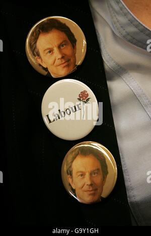 Ein Trimdon Labor Club Mitglied mit Abzeichen des Premierministers Tony Blair Stockfoto