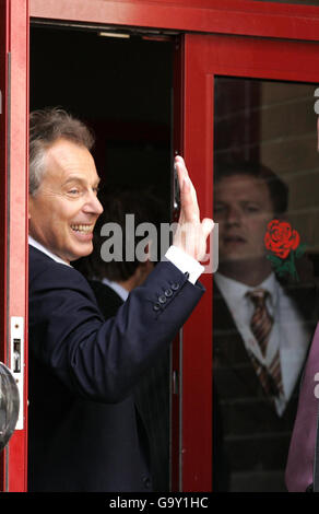 Premierminister Tony Blair kommt heute im Trimdon Labor Club in seinem Wahlkreis in Sedgefield an, wo er das Datum seines Ausscheids als Premierminister ankündigt. Stockfoto