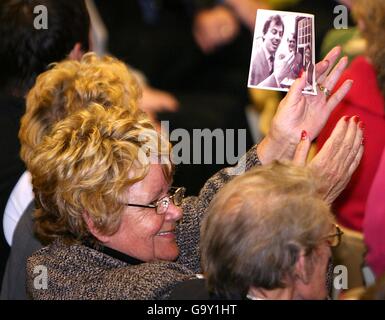 Ein Mitglied des Trimdon Labor Club zeigt ihre Unterstützung für Tony Blair mit einem Schwarz-Weiß-Foto des Premierministers Stockfoto