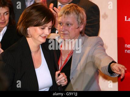 Die Frau Cherie von Premierminister Tony Blair kommt zur Pressekonferenz Stockfoto