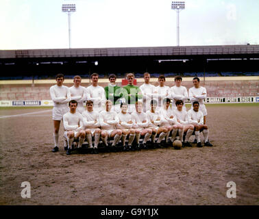 Leeds United Back Row: N. Hunter, M. Jones, P. Madeley, Harvey, G. Sprake, J. Charlton, R. Belffitt, E. Grrey, M. O'Grady. Front Row: P. Reaney, T. Cooper, J.Greenoff, J. Giles, B. Bremner, Bates, Hibbitt, P. Lorimer, Johansenn. Stockfoto