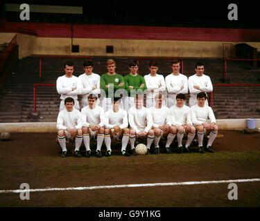 FA Cup Halbfinalisten Spieler von Leeds United. Von links nach rechts: Hintere Reihe: Reaney, Hunter, Sprake, Harvey, Belfitt, Madeley und Bell Front Row: Giles, Cooper, Bates, Bremner, Greenhoff, Gray und Lorrimer. Stockfoto