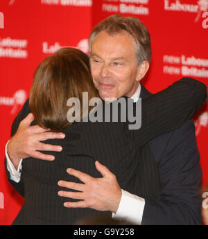 Der britische Premierminister Tony Blair umarmt seine Frau Cherie im Trimdon Labor Club in seinem Wahlkreis in Sedgefield. Stockfoto