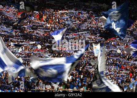 Schalke 04 Anhänger, in der Tribüne während des Spiels. Stockfoto