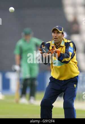 Cricket - Friends Provident Trophy - Southern Conference - Hampshire / Irland - Rose Bowl. Hampshire Wicket-Torwart Nic Pothas während Hampshire's Spiel gegen Irland in der Friends Provident Trophy beim Rose Bowl in Southampton. Stockfoto