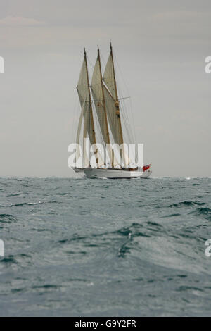 Die britische Yacht Adix fährt während des America's Cup-Rennens in Valencia, Spanien, durch das Mittelmeer. Stockfoto