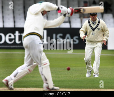 Cricket - Liverpool Victoria County Championship Division Two - Tag zwei - Nottinghamshire Outlaws / Middlesex Crusdaders - Th.... Andrew Strauss Fields von Middlesex während des zweiten Spiels der Liverpool Victoria County Championship Division auf dem County Ground, Nottingham. Stockfoto