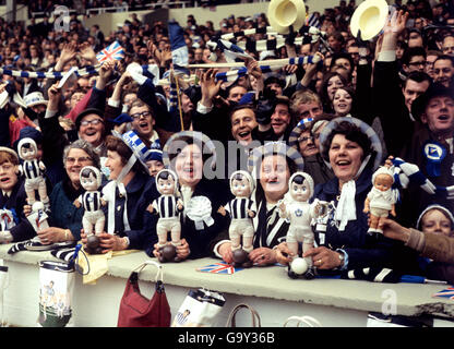 Fußball - FA Cup - Finale - West Bromwich Albion gegen Everton. West Bromwich Albion unterstützt mit Maskottchen Stockfoto