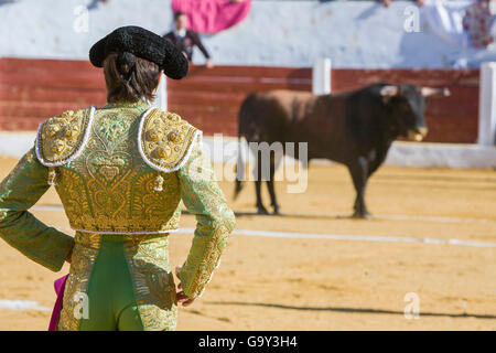 Andujar, Spanien - 12. September 2008: Der spanischen Stierkämpfer Sebastian Castella Stierkampf mit der Krücke in der Stierkampfarena Stockfoto