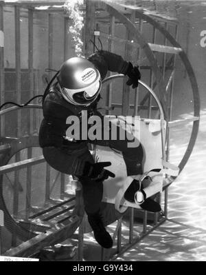 Dieses Foto aus der Atlas negative Collection zeigt einen Test des Atlas Raketensystems, der die fortschrittliche Technik und strategische Bedeutung der Raketenentwicklung unterstreicht. Stockfoto