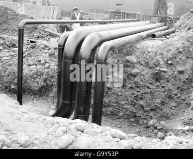 Die Atlas-Rakete, voll betankt und bereit für den Teststart, wird in einem Moment der Vorfreude erfasst. Die Vorbereitungen zeigen die Komplexität früherer Raketentests. Stockfoto