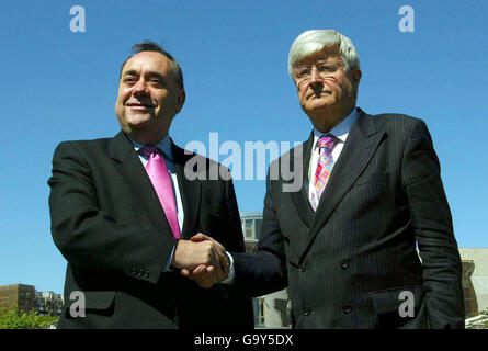 Alex Salmond, der Vorsitzende der schottischen Nationalpartei, und Robin Harper, der Vorsitzende der schottischen Grünen, sprechen nach Gesprächen im schottischen Parlament in Edinburgh zu den Medien. Stockfoto