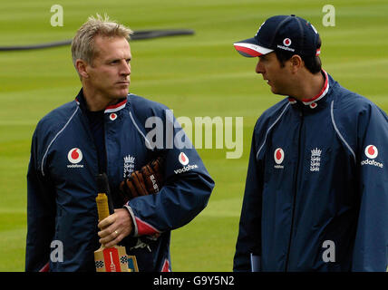 England Trainer Peter Moores und Michael Vaughan (rechts) während einer Trainingseinheit auf Lord's Cricket Ground, St. John's Wood, London. Stockfoto