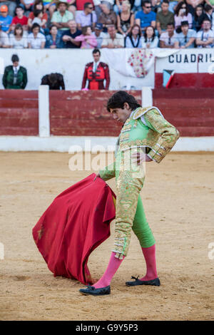 Andujar, Spanien - 12. September 2008: Der spanischen Stierkämpfer Sebastian Castella Stierkampf mit der Krücke in der Stierkampfarena Stockfoto