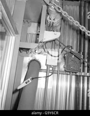 Bild aus der Atlas negative Collection, die eine Atlas-Rakete in der letzten Vorbereitungsphase vor dem Start bei Vandenberg AFB zeigt. Dies ist ein bedeutender Meilenstein bei den US-Raketentests im Kalten Krieg. Stockfoto