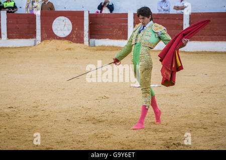 Andujar, Spanien - 12. September 2008: Der spanischen Stierkämpfer Sebastian Castella Stierkampf mit der Krücke in der Stierkampfarena Stockfoto