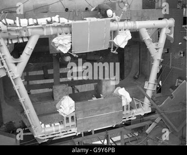 Dieses Foto aus der Atlas negative Collection zeigt einen Teststart der Atlas-Rakete. Die Rakete wird während des Fluges mit sichtbarem Auspuff gefangen. Stockfoto